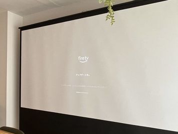 100インチプロジェクタースクリーン - たまりば関内馬車道 Forestの設備の写真