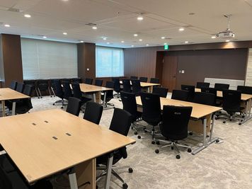 6つの島型の机に6つずつ椅子があります。
各島の下に電源コードが人数分ございます。 - 株式会社ソシオテック研究所_「Visionary Lab」 セミナールーム「Visionary Lab」の室内の写真