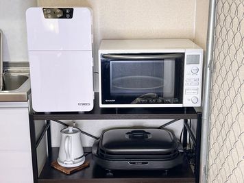 部屋① 冷温庫(20L)、電子レンジ、ケトル、ホットプレート完備✨ - 町田の隠れ家 4seasons 町田の隠れ家の設備の写真