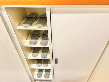 スリッパと玄関収納 - 町田の隠れ家 4seasons 町田の隠れ家の入口の写真