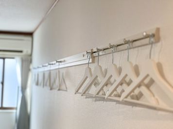 10人分のハンガー - えんまん会議室　二子玉川 えんまん会議室　二子玉川（貸会議室）の室内の写真