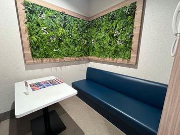 カラオケ ビッグエコー池袋駅東口店 Web会議/打ち合わせ/テレワークルームの室内の写真