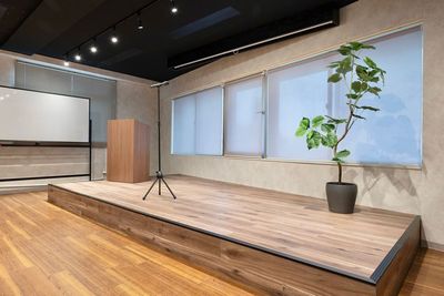 簡易ステージ・演台・マイクも完備で用途は無限大！ - Aivicスペース渋谷の設備の写真