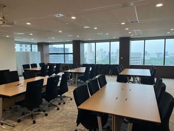 ブラインドを開けると赤坂御所から新宿方面の雄大な景色が広がります。 - 株式会社ソシオテック研究所_「Visionary Lab」 セミナールーム「Visionary Lab」の室内の写真