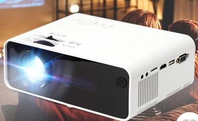 有線プロジェクター（有料）
・ゲーム/パソコンOK
・スピーカー内蔵/画面調整OK
⭕サブスピーカーがあるほうがより楽しめます - レンタルスペース【RoomAoyama】 🎵RoomAoyama 　楽器演奏OKのレンタルスペースの設備の写真