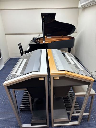 ELS-02C、ELS-02C（バイタライズ）・グランドピアノ（C3）があります！ - ミュージックアベニュー広島 エレクトーン・ピアノ練習室305教室の室内の写真