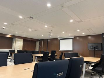 プロジェクタとスクリーンが設置済みです。 - 株式会社ソシオテック研究所_「Visionary Lab」 セミナールーム「Visionary Lab」の室内の写真