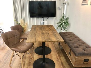 カフェテーブル　４人掛け
TVゲームもお勧めです✨ - レンタルスペース【RoomAoyama】 🎵RoomAoyama 　楽器演奏OKのレンタルスペースの設備の写真