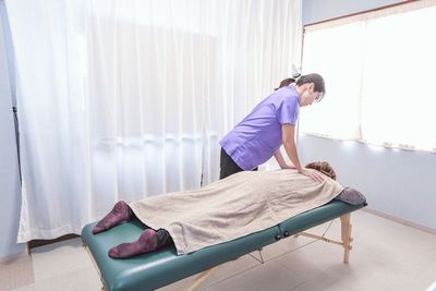 ふっと力が抜けるような、落ち着いた時間。
施術スペースとしても人気。自然光がやさしく差し込みます。 - レンタルスペース Belling Kamakura 富士見町駅徒歩1分！レンタルスペース ベリングカマクラの室内の写真