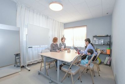 子どもと一緒でも安心。ママたちの新しい拠点に♪
アットホームな空間だから、自然と笑顔が広がります❁ - レンタルスペース Belling Kamakura 富士見町駅徒歩1分！レンタルスペース ベリングカマクラの室内の写真
