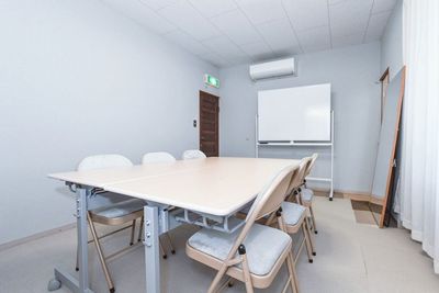 大きめなデスクと、椅子8脚完備。会議やちょっとした打合せ、ワークショップにも◎ - レンタルスペース Belling Kamakura 富士見町駅徒歩1分！レンタルスペース ベリングカマクラの室内の写真