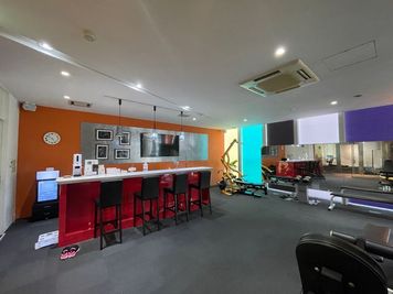 大画面ではお好きな動画を流すことも可能です。
お水は1本100円（税込）で販売しております。 - ユニトレ福岡 レンタルジム、レンタルスタジオの室内の写真