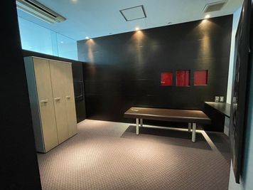 更衣室 - ユニトレ福岡 レンタルジム、レンタルスタジオの室内の写真