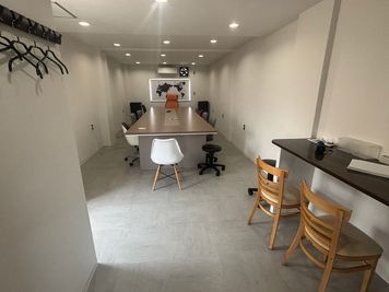 手前には2.3名座れるカウンターもあります。 - bar LINK 【3階】住道駅徒歩9分/最大12名/高速Wi-Fi/会議室の室内の写真