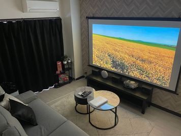 New Open✨100インチスクリーンで大迫力の映画🎞ゲーム🎮推し活🤍贅沢な遊び時間を、大人だけの隠れ家で🖤 - 小倉駅近レンタルスペース　KCハウス　