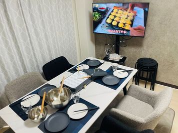 たこ焼きパーティイメージ🐙✨🥳
たこ焼き、鍋はダイニングルームのみ調理可能！ - 小倉駅近レンタルスペース　KCハウス　 2フロア✨ダイニングルーム🤍シアタールーム小倉🤍の室内の写真