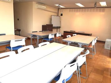 会議前の設定 - 東海ビル金沢(高麗会館） セミナールームの室内の写真
