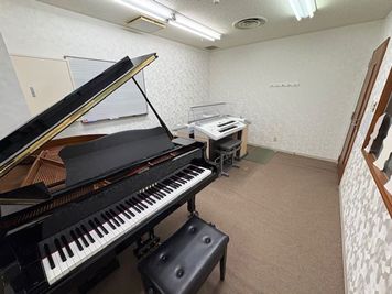 グランドピアノ側から見たお部屋のイメージ - 高陽センター ピアノ・エレクトーン練習室 Mの室内の写真