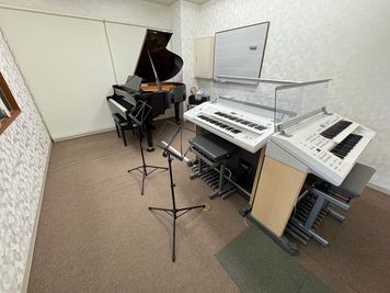 管弦楽器やアンサンブルなど譜面台を置いて使用可能です。 - 高陽センター ピアノ・エレクトーン練習室 Mの設備の写真