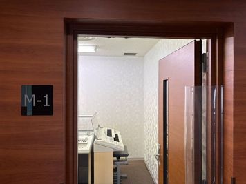 レンタルのお部屋はM-1教室になります。 - 高陽センター ピアノ・エレクトーン練習室 Mの入口の写真