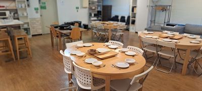 机、ソファなどのレイアウト変更はもちろん可能です。
四角机　大2※サイズ変更可能
丸机　大3※サイズ変更可能
四角机　小2 - GARAGE AKIHABARA パーティールームGARAGE AKIHABARAの室内の写真