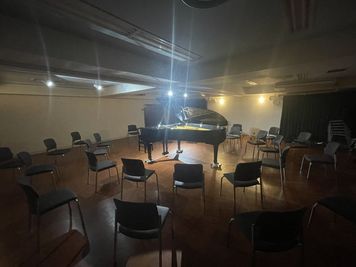 ピアノコンサート使用例（座席円形配置） - ACCOUSTICA Hall & Piano Studios 音楽センターホールACCOUSTICAの室内の写真