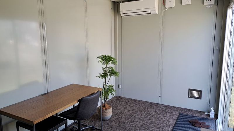 集中できる個室空間で、ワークスペースとしてもご利用いただけるスペースです！
 - U-SPACE　松阪店 Workの室内の写真