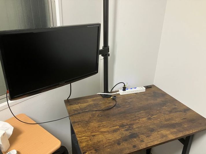 デスクとモニター - 新大阪ワークピットの設備の写真