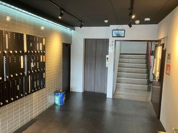 エレベーターあります - 新大阪ワークピットの入口の写真
