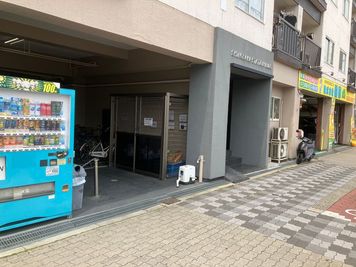 1階に自販機あります - 新大阪ワークピットの外観の写真