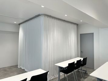 外からは見えにくくなっております。 - シブテナスペース 渋谷貸会議室 宇田川町ビルディング シブテナスペース 渋谷会議室 宇田川ビルディング（4F）の室内の写真