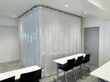 遮音カーテンもございます。 - シブテナスペース 渋谷貸会議室 宇田川町ビルディング シブテナスペース 渋谷会議室 宇田川ビルディング（4F）の室内の写真