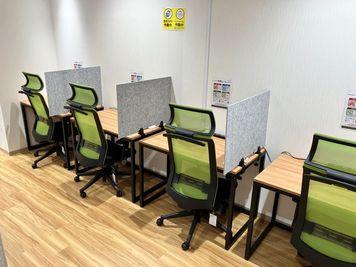 コインスペース三宮オーパ２店[3階]（全席通話・会話禁止） 1人用席（通話・会話NG）の室内の写真