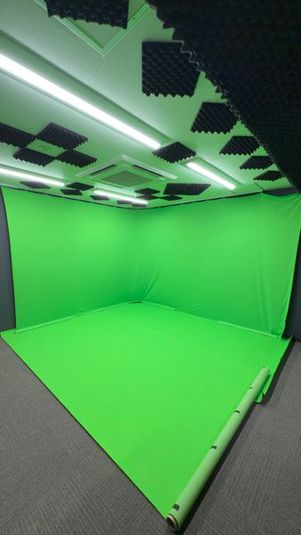 ６メートルの幅と６メートルのグリーンカーペットを引いた幅広いクロマキー空間を提供しています。 - SORA STUDIOの室内の写真