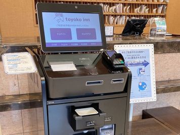 セルフチェックイン機 - 東横INN東広島西条駅前 エコノミーダブルの設備の写真