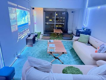 夜は夜景とプロジェクターで雰囲気よく仕上がっています！
間接照明色はお好きな色に設定できます！ - チサンマンション第7新大阪 ファンベース新大阪(funbase新大阪)の室内の写真