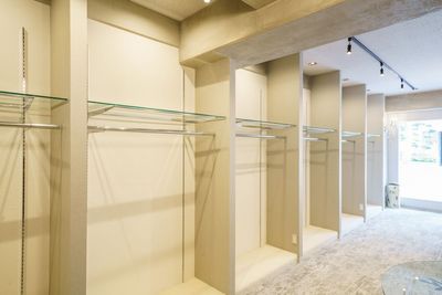 壁面のハンガーラックは6区画。お洋服を存分に展示いただけます(ハンガーの用意はございません。ご自身で持ち込みください) - サロンドフクハラ サロンドフクハラ　北堀江の室内の写真