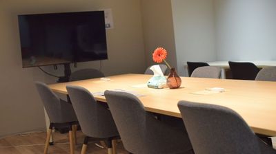 長さ４mの大きなテーブルでゆったり会議や商談はいかがでしょう - 赤坂・溜池山王の貸スペース 【港区・赤坂】溜池山王駅徒歩3分！カフェスタイル会議室Room1の室内の写真