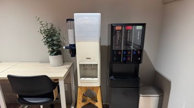 ミネラルウォーターとフリードリンク - 赤坂・溜池山王の貸スペース 【港区・赤坂】溜池山王駅徒歩3分！カフェスタイル会議室Room1の設備の写真