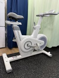 バイクで汗を流しましょう！ - パーソナルジムアットファースト 完全個室のレンタルジムの設備の写真
