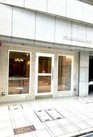 扉前は比較的広めの私有地のため看板やポップなど飾っていただけます - サロンドフクハラ サロンドフクハラ　北堀江の外観の写真