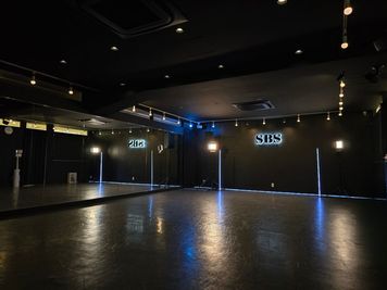 ダンス・バレエ・ヨガ・トレーニングなどに！L字に大きな鏡があり、広々とした綺麗な長方形型のスタジオです！ - SBS第1スタジオ(本校)