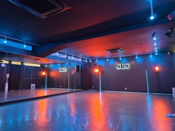 ライトによって雰囲気がガラッと変わります★ - SBS第1スタジオ(本校) 値下げ中！ブラックに改装しました！59㎡のカッコいいスタジオ★の室内の写真