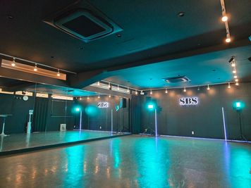 ライトによって雰囲気がガラッと変わります★ - SBS第1スタジオ(本校) 値下げ中！ブラックに改装しました！59㎡のカッコいいスタジオ★の室内の写真