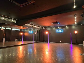 ライトによって雰囲気がガラッと変わります★ - SBS第1スタジオ(本校) 値下げ中！ブラックに改装しました！59㎡のカッコいいスタジオ★の室内の写真