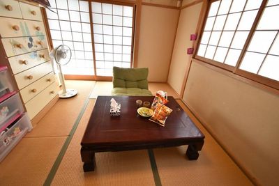 和室を１部屋お貸出し可能です。テーブル、簡易ソファー、扇風機があります。 - 福山市坪生町６丁目 貸しスペース1 レンタルスペース　６畳和室１部屋の室内の写真