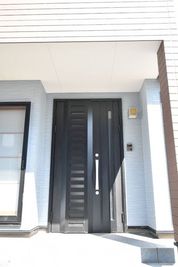 建物入口になります。チャイムを鳴らしてお知らせください。対応させて頂きます。 - 福山市坪生町６丁目 貸しスペース1 レンタルスペース　６畳和室１部屋の入口の写真