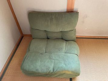 室内に簡易ソファーがあります。 - 福山市坪生町６丁目 貸しスペース1 レンタルスペース　６畳和室１部屋の設備の写真