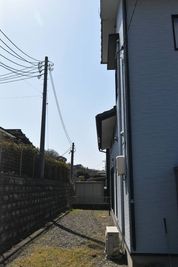 建物入口に入り、庭部分になります。砂利道になっております。気をつけてお進み下さい。 - 福山市坪生町６丁目 貸しスペース1 レンタルスペース　６畳和室１部屋の外観の写真
