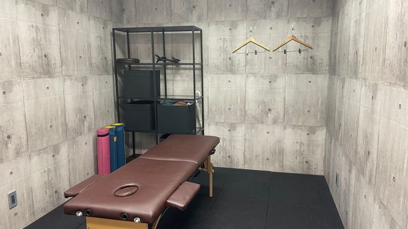 川口駅西口サロンスペース　施術用ベッド・ネイルサロンにも！ - 80’s GYM×CAFE×BAR